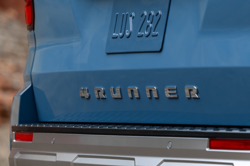 Toyota 4Runner готовится к смене поколения: новый внедорожник показался на первом тизере