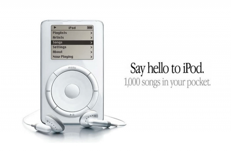 21 октября 2001 года Стив Джобс представил первый iPod 