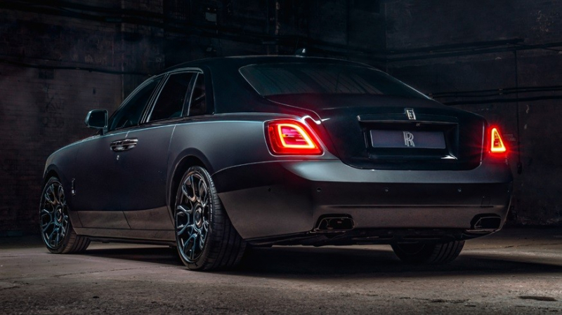 Rolls-Royce Black Badge Ghost: седан получил особенный декор и форсированный мотор