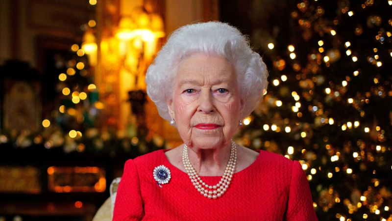 Королевская жадность: Елизавета II дарит прислуге скромные подарки