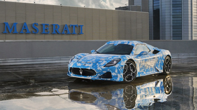 Maserati показала MC20 с открытым верхом: новинку спрятали за маскировкой