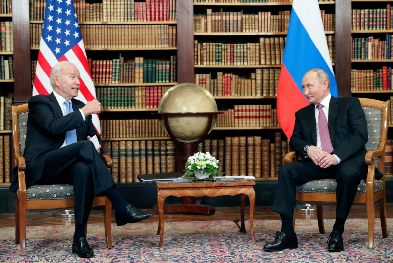 «Не болезненно, но деструктивно политически»: в России отреагировали на слова Байдена о возможных санкциях против Путина