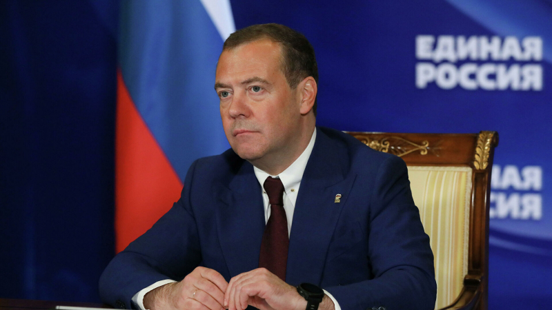 Теневой рынок услуг для мигрантов угрожает безопасности, считает Медведев