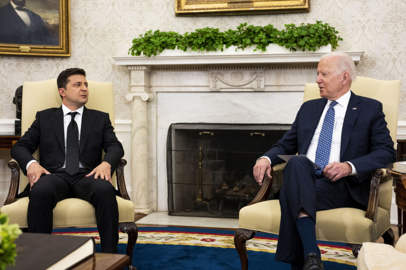 «В незавидном положении»: почему Зеленский назвал ошибкой США нагнетание темы «вторжения России» на Украину
