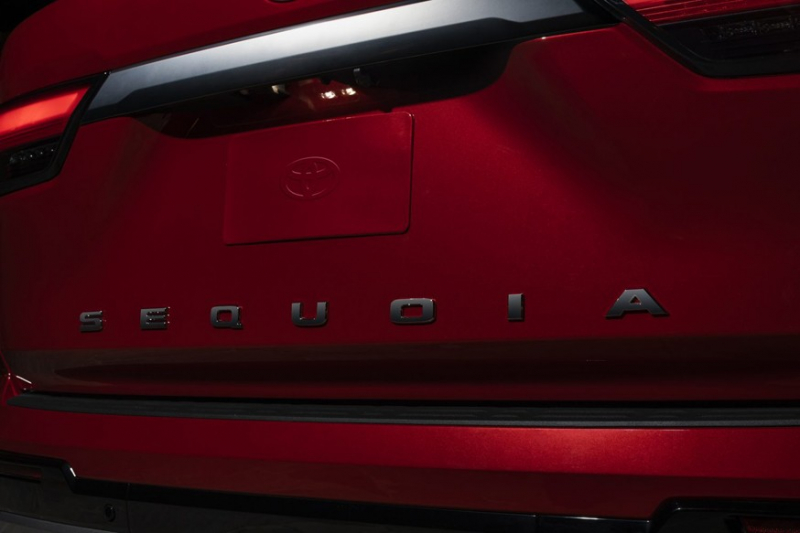 В преддверии скорой премьеры: Toyota показала часть кормы новой Sequoia