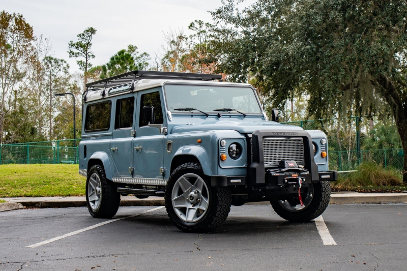 Классический Land Rover Defender «поженили» с Tesla. Как тебе такое, Илон Маск?