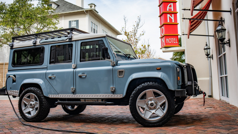 Классический Land Rover Defender «поженили» с Tesla. Как тебе такое, Илон Маск?