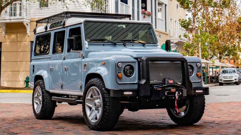 Классический Land Rover Defender «поженили» с Tesla. Как тебе такое, Илон Маск?