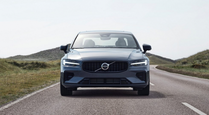 Volvo S60 и V60 перешли в 2023 модельный год: не только декор