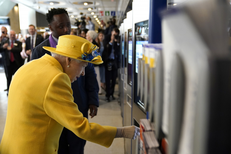 Неожиданно: Королева Елизавета II оказалась в метро (фото)