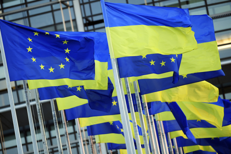 «Абсолютно лжепосыл»: в России оценили рекомендацию ЕК предоставить Украине статус кандидата в члены ЕС