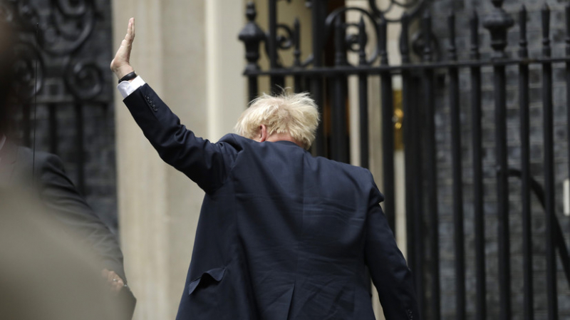 Борис против всех: более 30 членов правительства Британии ушли в отставку на фоне скандала в кабмине