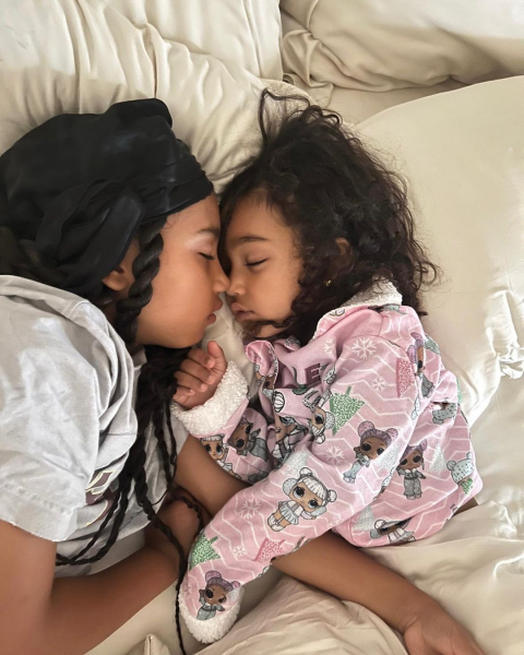«Мои девочки»: Ким Кардашьян умилилась спящими вместе дочкам (фото)