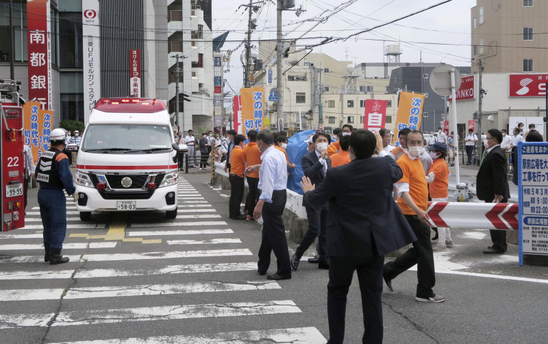 «Находится в тяжёлом состоянии»: в Японии совершено покушение на бывшего премьера Синдзо Абэ