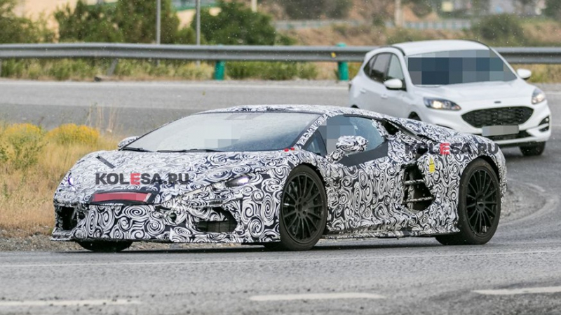 Преемника Lamborghini Aventador поймали на дорожных тестах за пределами автодрома