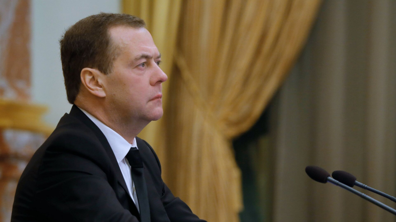 Медведев удивился, что французское ТВ показало полную версию интервью с ним