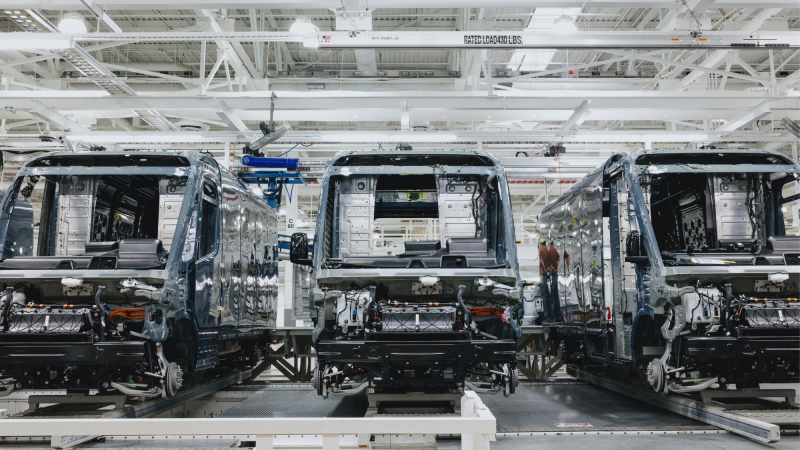 Mercedes-Benz и Rivian создадут СП для выпуска электрических фургонов в Европе