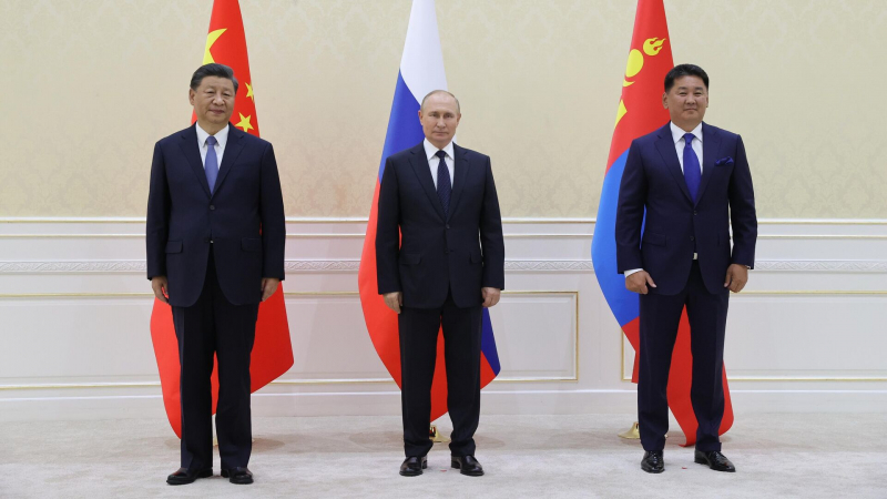 Путин: отношения России, КНР и Монголии развиваются динамично и плодотворно