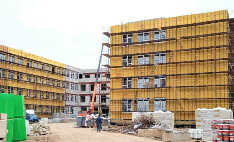 Строители приступи к фасадным работам на школе в Коломне