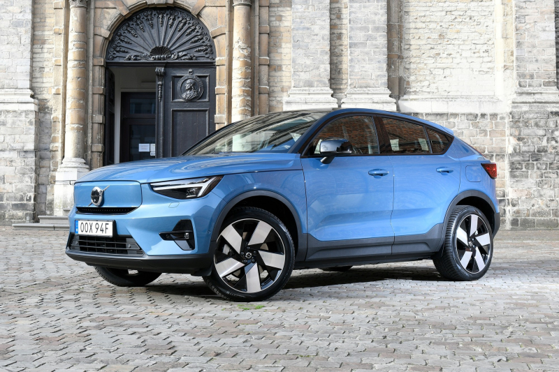 Электрические Volvo XC40 и C40 перешли с базового переднего привода на задний