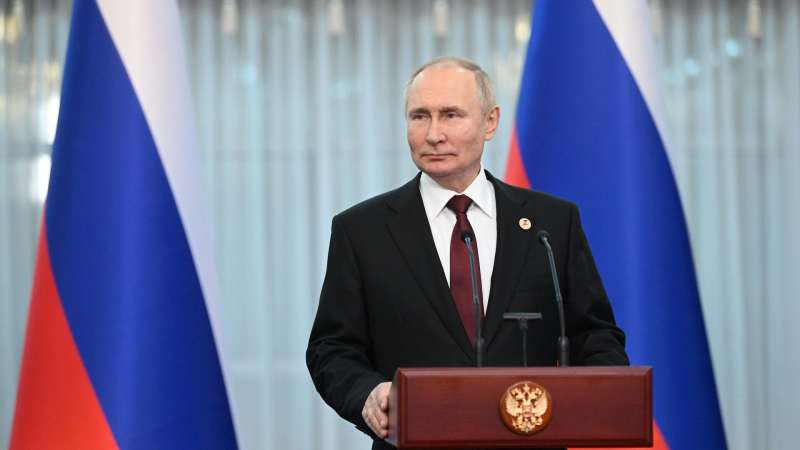 Россия никому не позволит очернить своих героев, заявил Путин