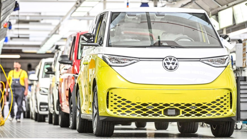 Volkswagen покажет ID. Buzz GTX в этом году: минивэн получит 340-сильную установку