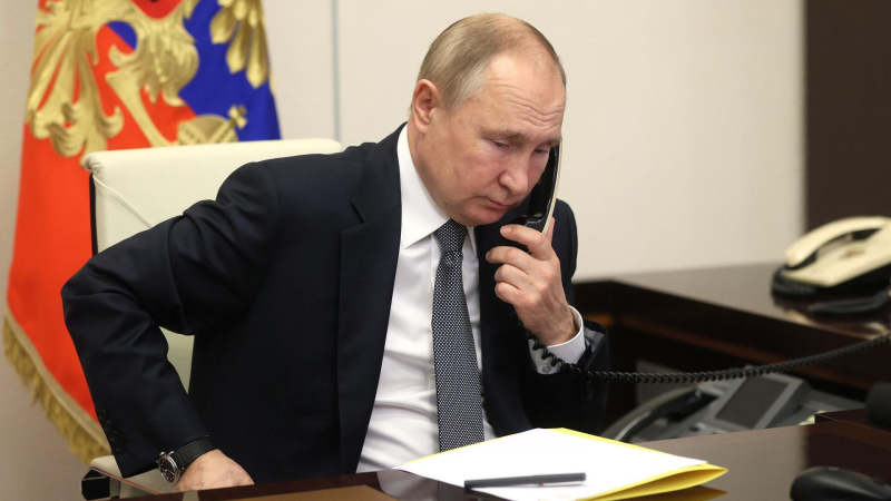 Путин планирует провести международный телефонный разговор