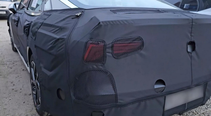Рестайлинговый седан Kia K5 сверкнул новой оптикой на свежих кадрах
