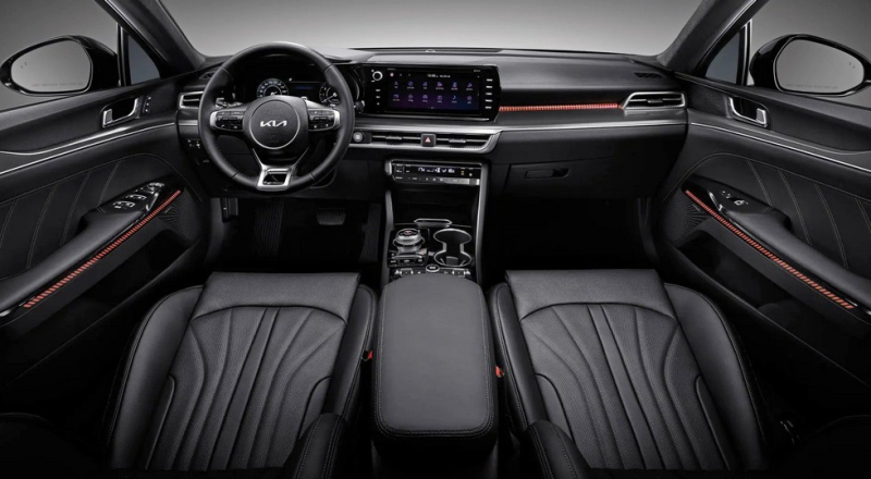 Рестайлинговый седан Kia K5 сверкнул новой оптикой на свежих кадрах