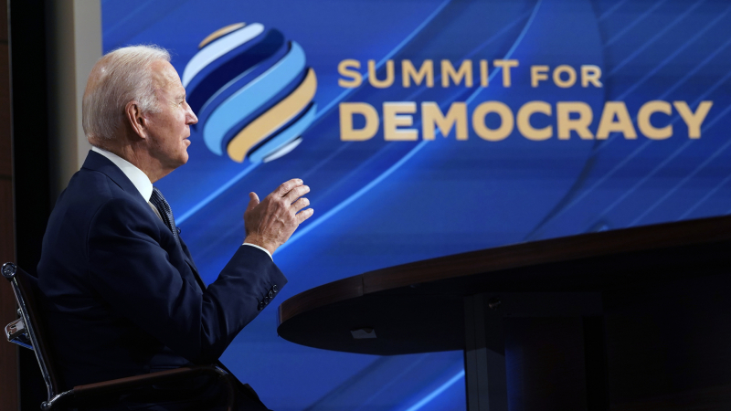 «Верх лицемерия»: как Вашингтон проводит «саммит за демократию»