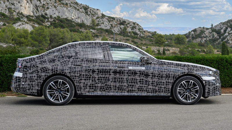 До премьеры новой «пятёрки» BMW осталось меньше месяца: новое изображение седана