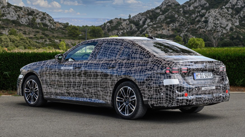 До премьеры новой «пятёрки» BMW осталось меньше месяца: новое изображение седана