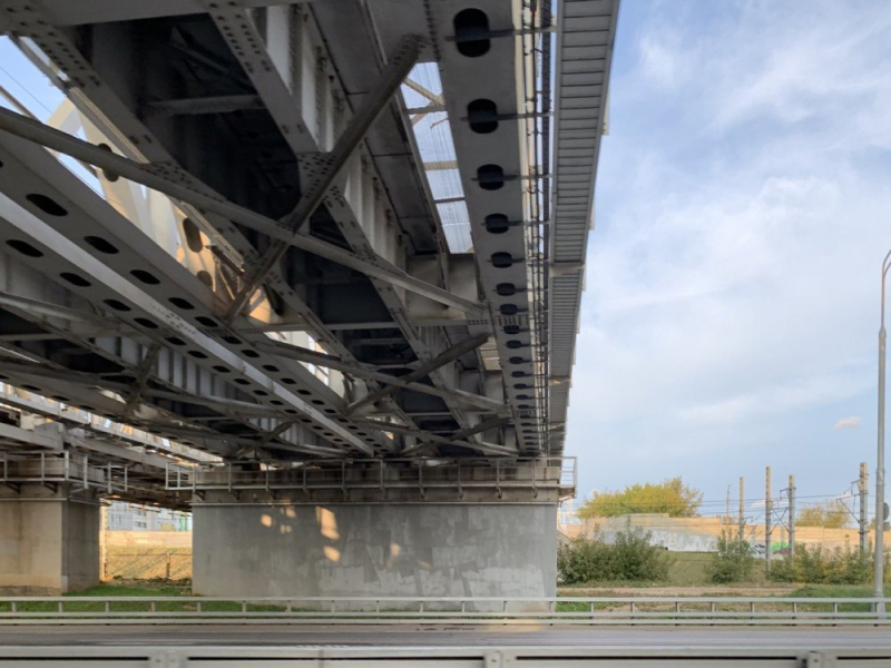 Пролетное строение автомобильного моста на ЗИЛе установлено на постоянные опоры