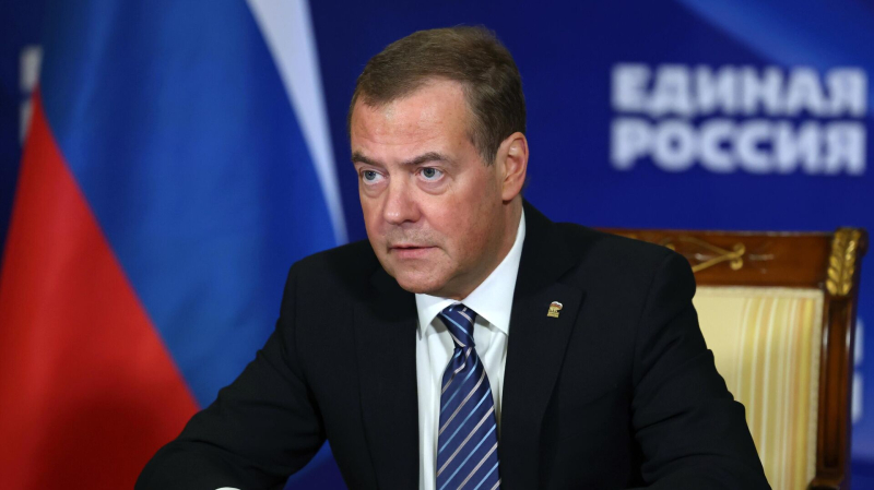 "Такой страны уже нет". Медведев отреагировал на запрет посещать Молдавию