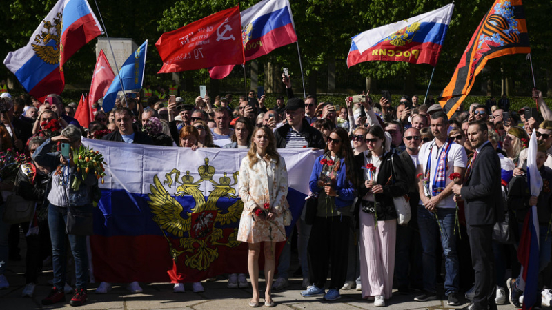 «Доводя до абсурда»: как в Европе запрещают празднование 9 Мая и штрафуют за демонстрацию российской символики