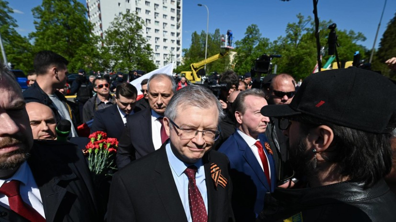 «Никакие пакости нас не смутят»: российские дипломаты в Варшаве заявили о провокации на мемориале советским воинам