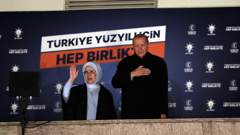 «Особых сюрпризов не произошло»: Эрдоган лидирует на президентских выборах в Турции