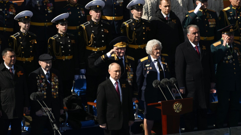 Путин и Шойгу коротко поговорили после парада Победы