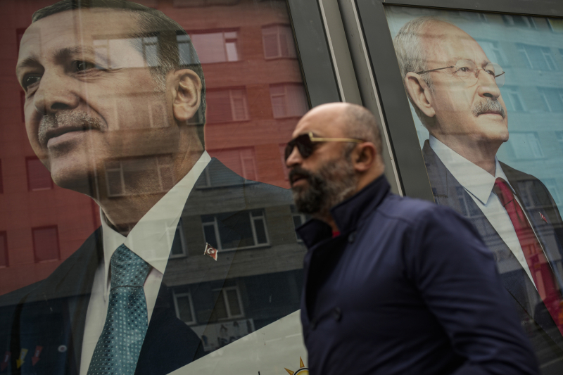 В напряжённой обстановке: в зарубежных представительствах Турции прошло голосование на выборах президента и парламента