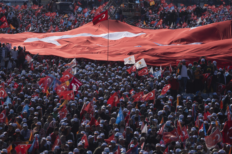 В напряжённой обстановке: в зарубежных представительствах Турции прошло голосование на выборах президента и парламента
