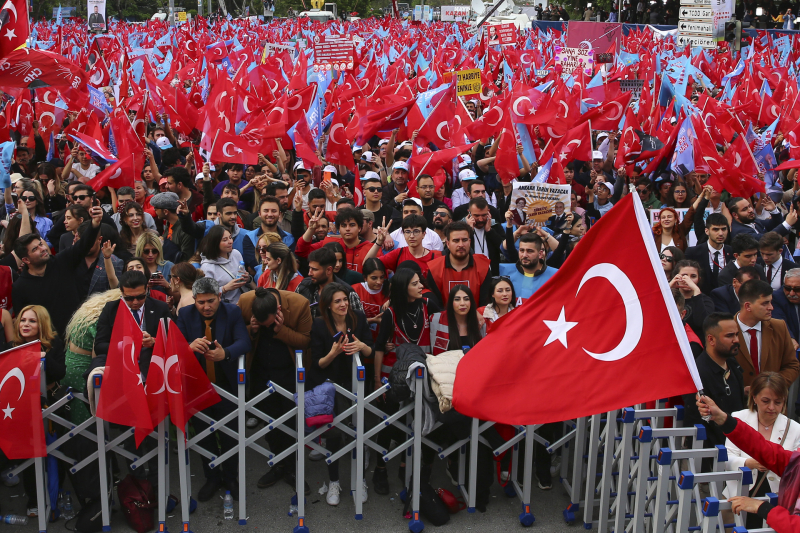 «Во многом решающие для республики»: в Турции стартуют президентские и парламентские выборы