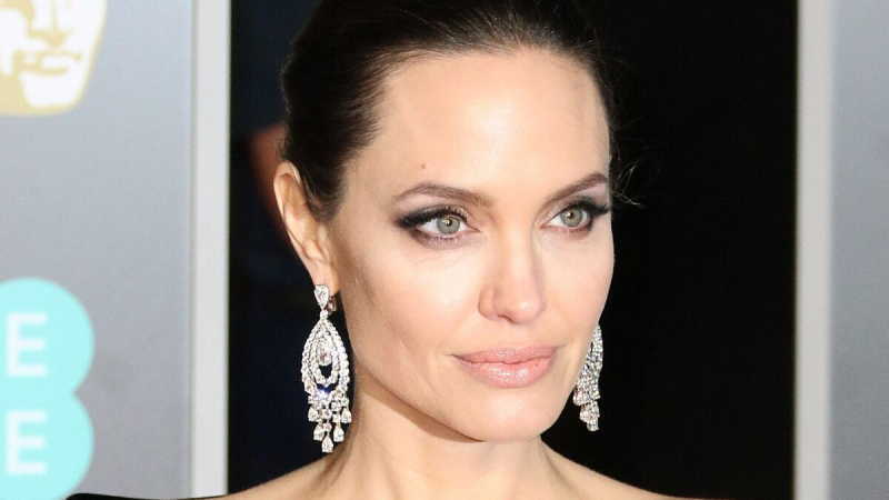 Жутко смотреть: Анджелина Джоли показала фото покойной мамы