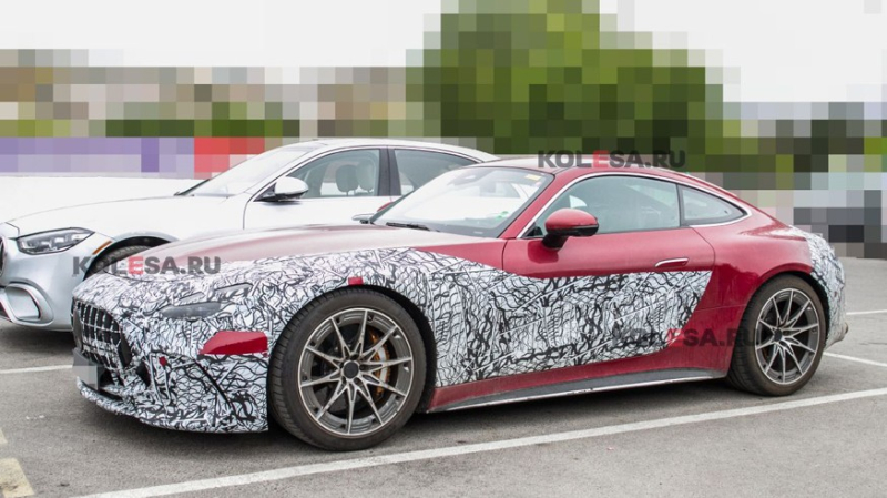 Гибридное купе Mercedes-AMG GT показалось на фото: внешность и салон