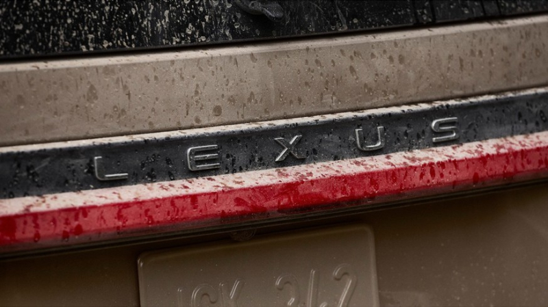 В преддверии скорой двойной премьеры Lexus показал ещё пару тизеров TX и GX