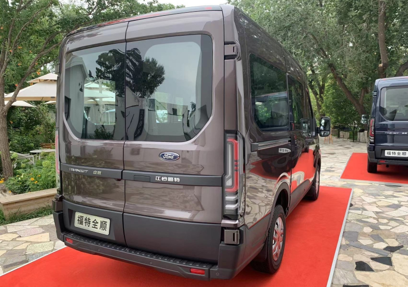 Обновлённый Ford Transit для Китая получил передок в стиле пикапа Ranger