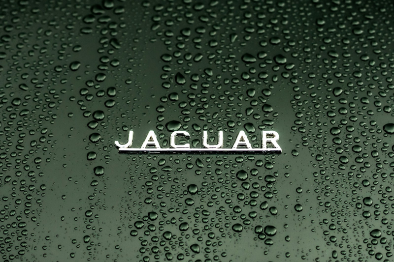 Jaguar готовит новый седан: огромный капот, без заднего стекла и без «кошачьих» эмблем