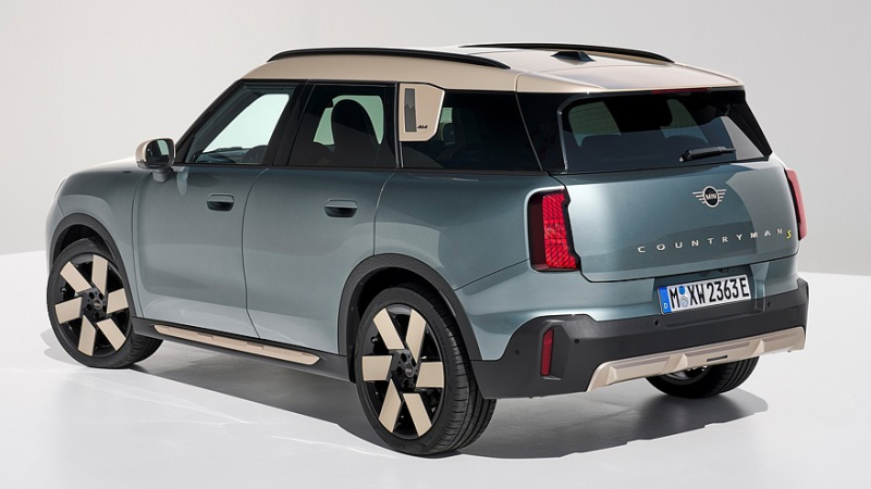 Новые Mini Cooper и Countryman: без хрома, без щитка приборов и с тряпочным салоном