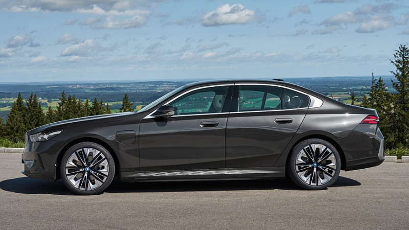 Подзаряжаемый гибрид BMW 5 series: седан дебютировал в двух версиях мощностью 299 и 489 л.с.
