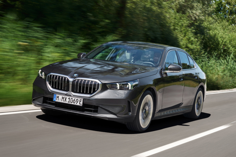Подзаряжаемый гибрид BMW 5 series: седан дебютировал в двух версиях мощностью 299 и 489 л.с.