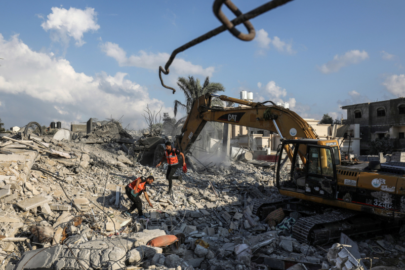 «Бомбят всё подряд»: жители сектора Газа рассказали RT о жизни под обстрелами